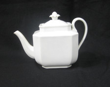 Ancienne théière en faïence blanche Creil et Montereau bouton fleur