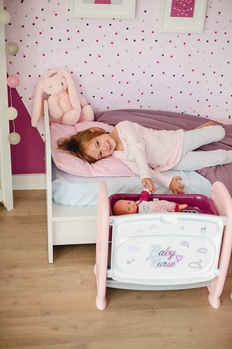 Baby nurse next berceau - baby,