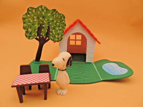 Snoopy peanuts doghouse - -,
