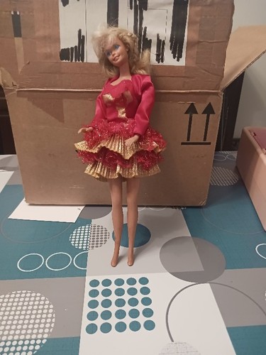 Vends poupee barbie tenue