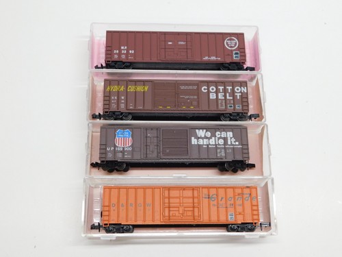Roundhouse scale box cars - n,