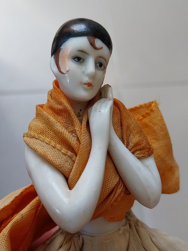 Demi figurine porcelaine art - demi,