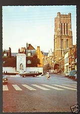 BETHUNE (62) CITROEN DS Break ,MERCEDES ,RENAULT 4L au MONUMENT aux MORTS