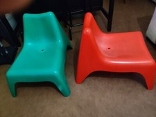 2 chaises plastiques
