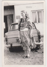 Gracieuse jeune femme debout