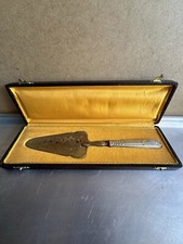 Silver cake shovel in its case