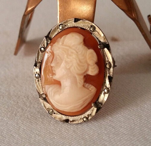 Broche pendentif médaillon - -,