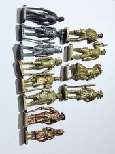 Lot de 12 figurines en métal