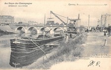 Old postcard 51 EPERNAY / BORDS DE MARNE / UNLOADING A BOAT OF CHAM BOTTLES