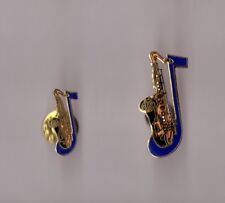 Pin's musique jazz / Saxophone (signé démons et merveilles) existe en 2 tailles