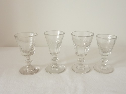 Petits verres pied anciens - verres,