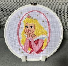 Broderie encadrée La Belle au