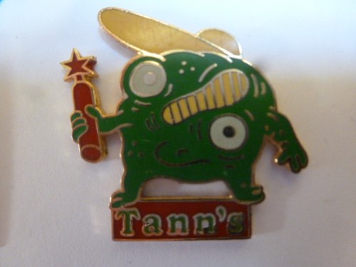 Pin dynamite vetement - pin's,