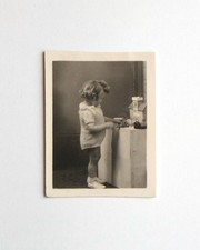 Enfant joue maison de poupée