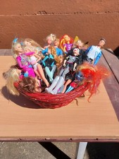 Lot 22 Poupées BARBIE et KEN