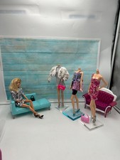 Barbie Articulated Body Shopping / Blue Armchair + Wardrobes