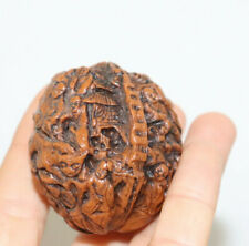 oeuf , noix de corozo sculptée , frise scène de personnages et animaux 