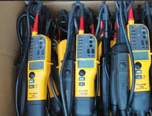 Fluke t130 two - t130, voltage