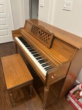 piano。 old style but good condition.  No damage, brown color, with good price . 