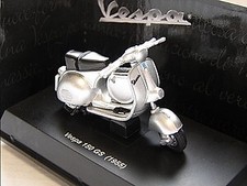 New Ray 06047-12 - Miniature Vespa 150 GS gris métallisé 1955 (1:32)