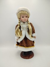 Jolie poupée en porcelaine