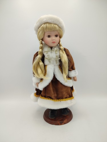 Jolie poupée porcelaine - poupée,