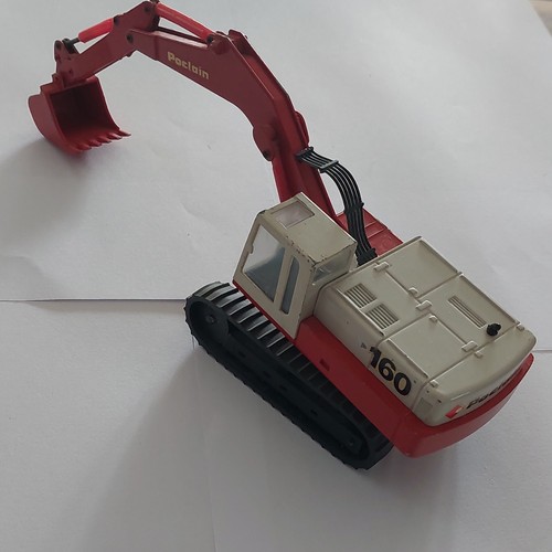 Poclain excavateur sur