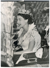 La Reine Elisabeth II avant son couronnement Vintage silver print Tirage argen