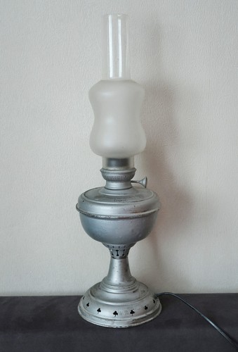 Ancienne lampe pétrole - à,