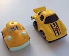 2 petites voitures miniatures