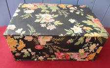 Boîte à couture ancienne en