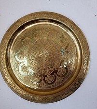 GRAND PLATEAU ORIENTAL EN  CUIVRE  DORE 34,8 CM DE DIAMETRE