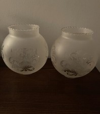 2 GLOBES BOULES EN VERRE GRAVE