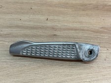 UN CALE REPOSE PIED ARRIERE