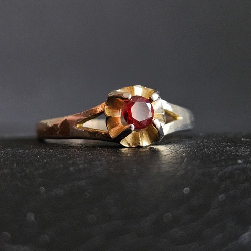 Bague solitaire gemme rouge