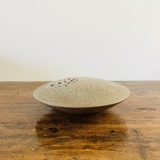 Très beau pique-fleur signé