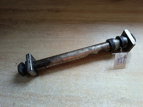 Axe roue arriere - un,