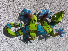 Gecko en acier peint à lamain