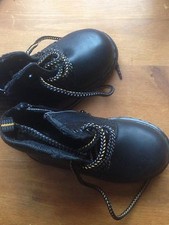 Bottes noires garçon bambin