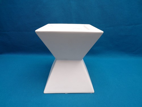 Important socle - important,