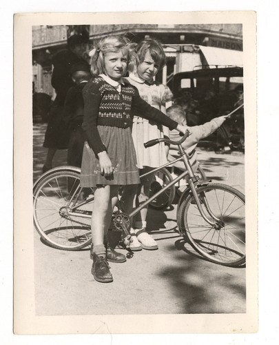 Petite fille vélo rue - petite,