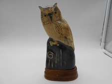 GRANDE FIGURINE / STATUETTE  " HIBOU / CHOUETTE "  EN CORNE SCULPTÉE SOCLE BOIS