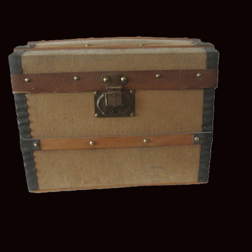 Ancienne malle bombée avec - bombée,
