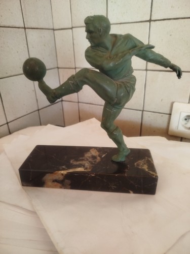 Statue regule footballeur - en,