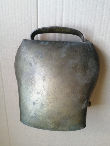 Une grosse cloche - grosse, en