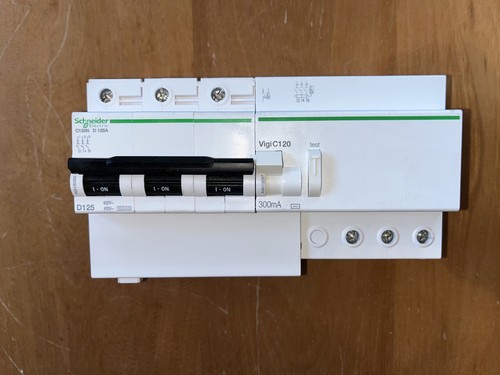 Disjoncteur triphase a9n18389 - triphase,