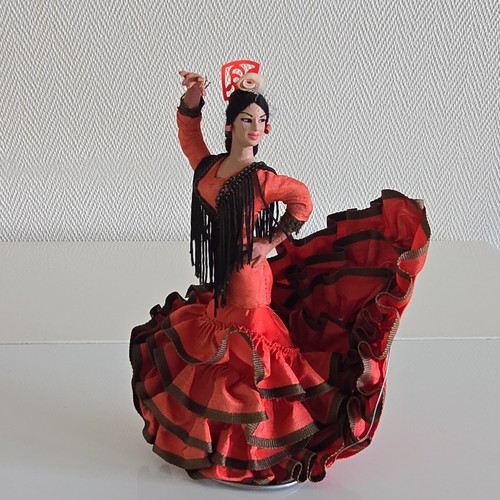 Poupée vintage danseuse