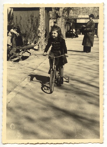 Petite fille sur vélo - , square
