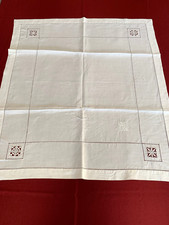 Nappe à thé ancienne finement brodée main.