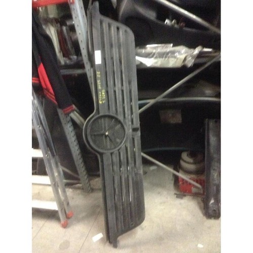 Grille gauche capot mercedes - capot,